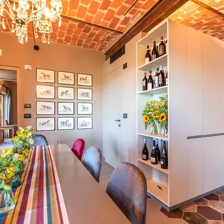 Laretta Villa